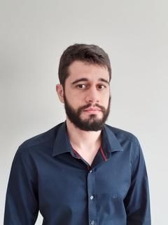 Homem olhando sério para frente