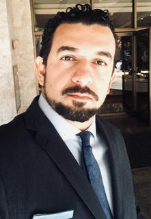 Homem olhando sério para a frente