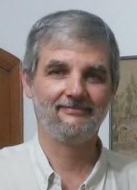 Homem olhando para a frente esboçando um sorriso