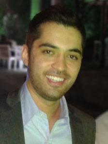 Homem sorrindo olhando pra frente