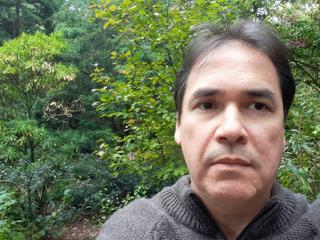 Homem sério olhando para a frente