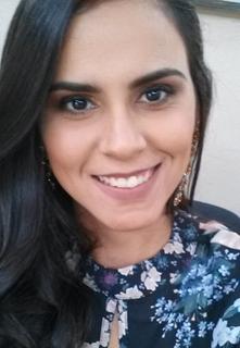 Mulher sorrindo olhando para a frente