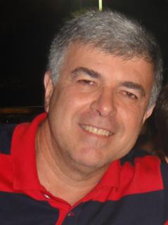 Homem sorrindo olhando para a frente