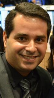 Homem sorrindo olhando para a frente