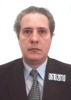 Homem sério olhando para a frente