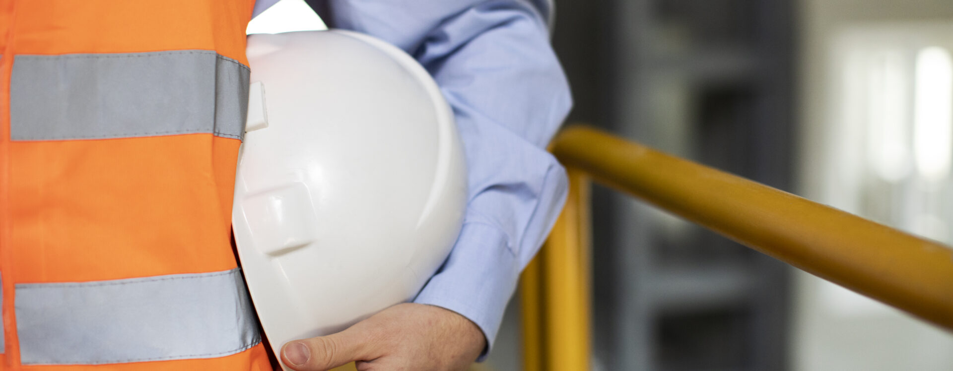 Engenheiro do trabalho segurando um capacete branco